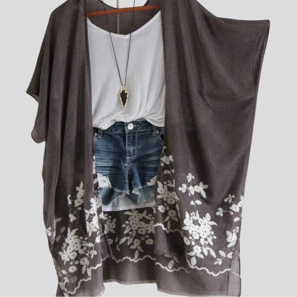 Tops - 5 for💲20 
Women’s Floral Print Kimono.